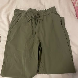 Lululemon size 10 on the move pant